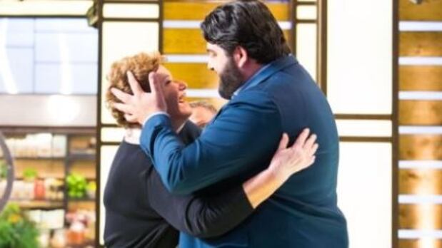 Celebrity Masterchef, eliminata Mara Maionchi. In lacrime abbandona lo studio