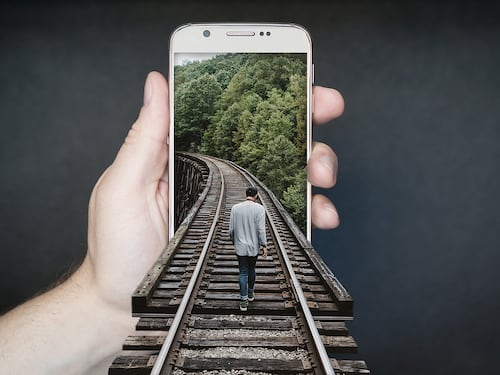 Phubbing: ecco perché distrugge le relazioni e cosa nasconde