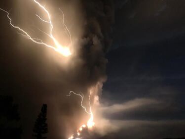 Filippine, la colonna di fumo del vulcano 4