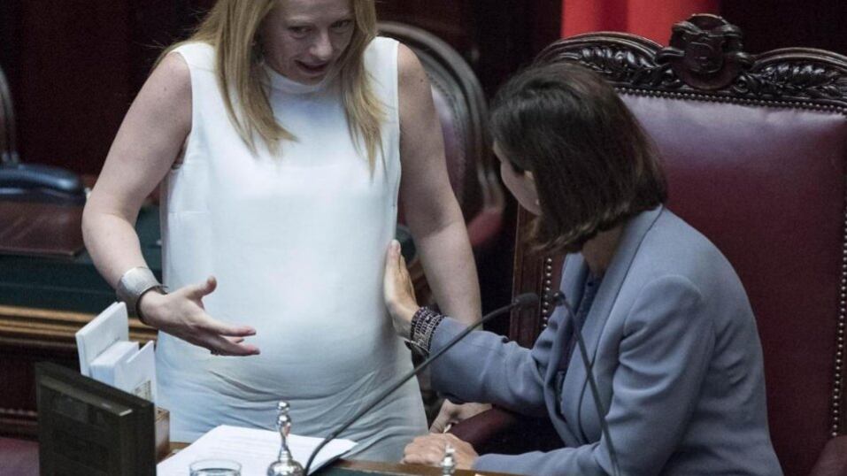 Boldrini accarezza il pancione della Meloni