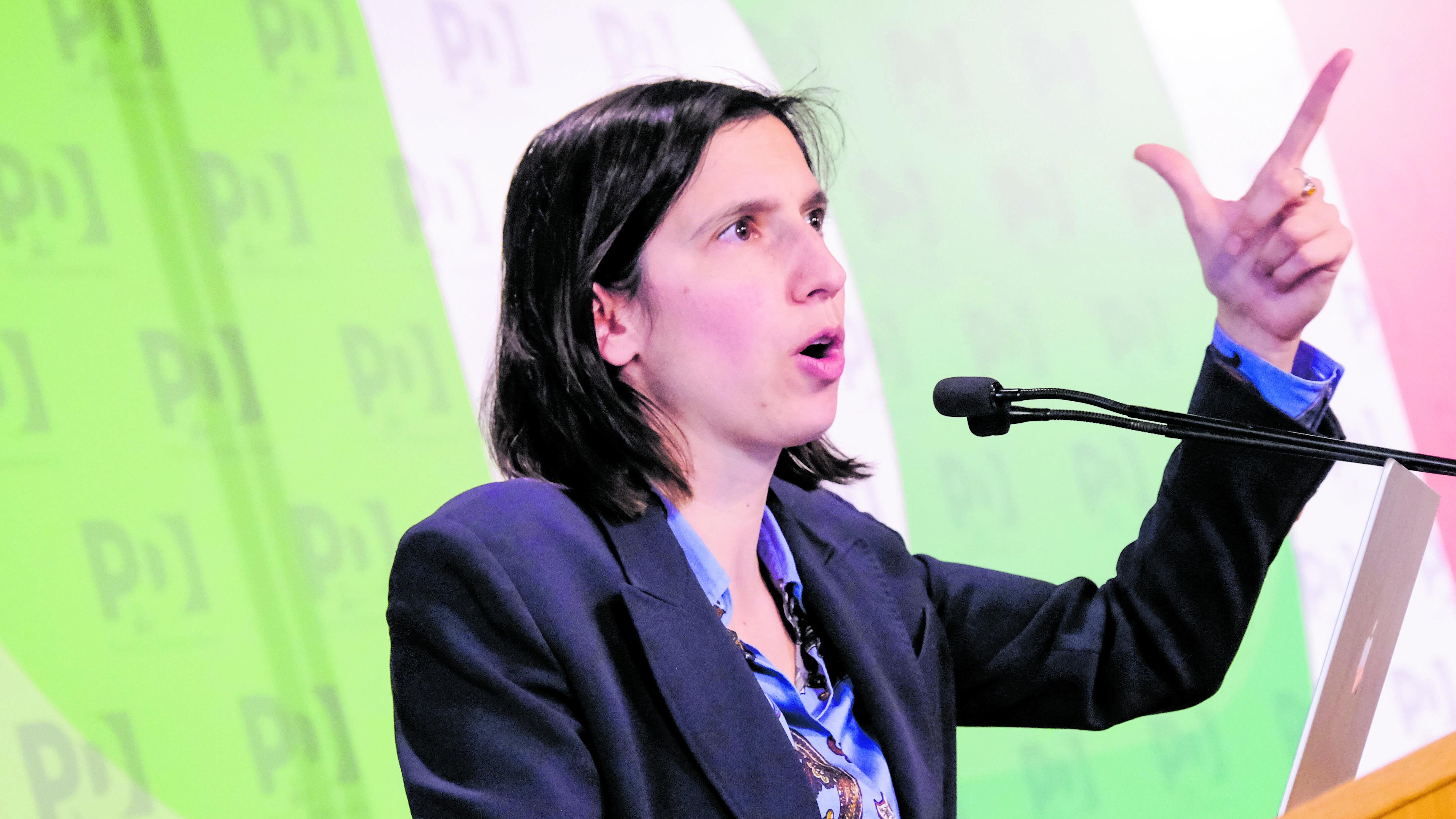 "La patriota divide l’Italia". Schlein vuol dare lezioni a Meloni