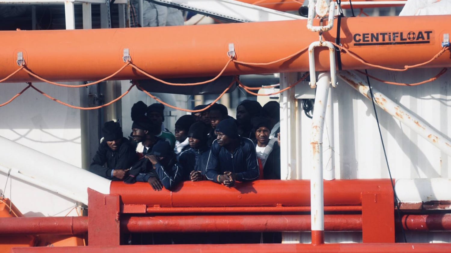 E ora il Pd chiede lo sbarco dei migranti a bordo della Ocean Viking