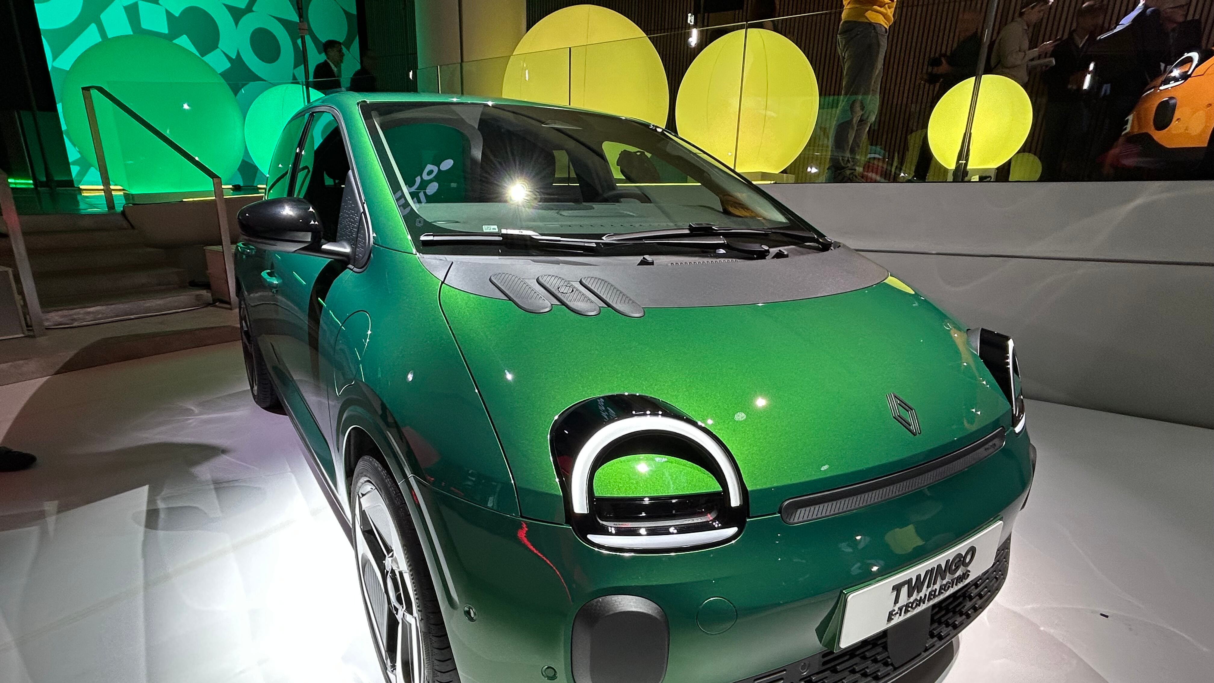 Renault Twingo E-Tech, la nuova elettrica da 20.000 euro: sbarazzina e originale