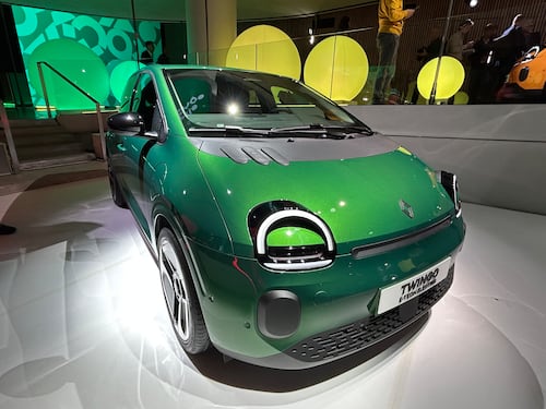 Renault Twingo E-Tech, la nuova elettrica da 20.000 euro: sbarazzina e originale