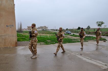 Volontari cristiani in pattuglia nel villaggio abbandonato di Bakufa sul fronte a nord di Mosul