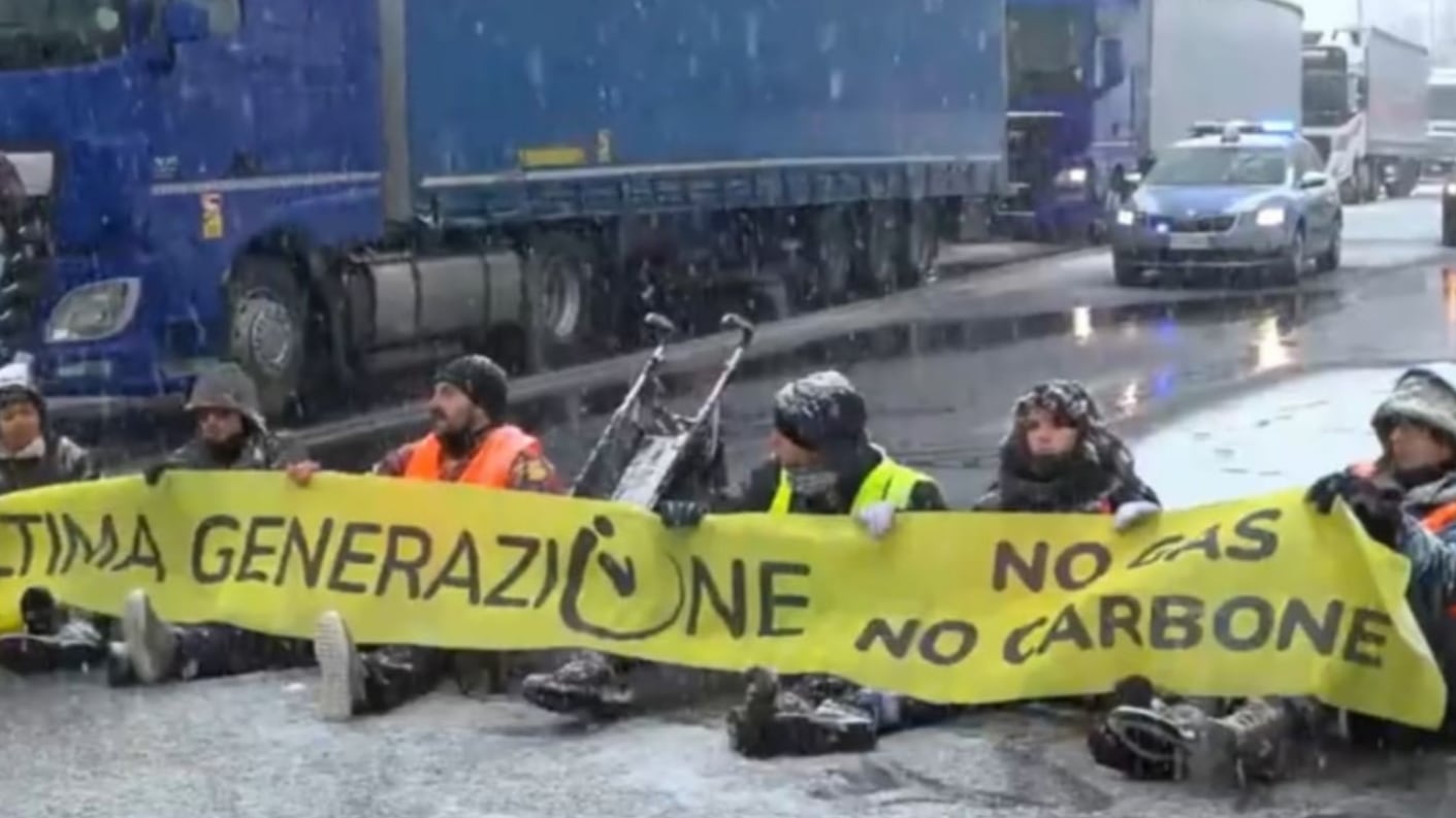 "Veicoli nel tunnel, non è sicuro". Il blitz ambientalista blocca il Monte Bianco