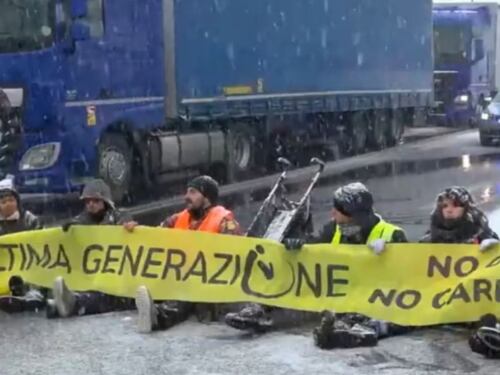 "Veicoli nel tunnel, non è sicuro". Il blitz ambientalista blocca il Monte Bianco