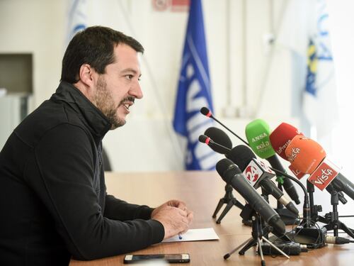 Salvini accusa i "burocrati" Ue: "Attacco all'economia italiana"