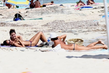 Cristina Parodi, topless a Formentera 19