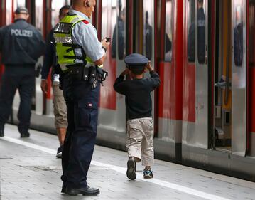 Monaco, il regalo del poliziotto al bimbo siriano 7