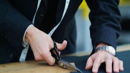 Taglio sartoriale e linea fit Ma la giacca è in morbida lana