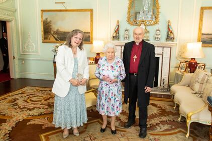 La Regina Elisabetta nell'incontro privato con il nuovo decano della Chapel Royal Right 3