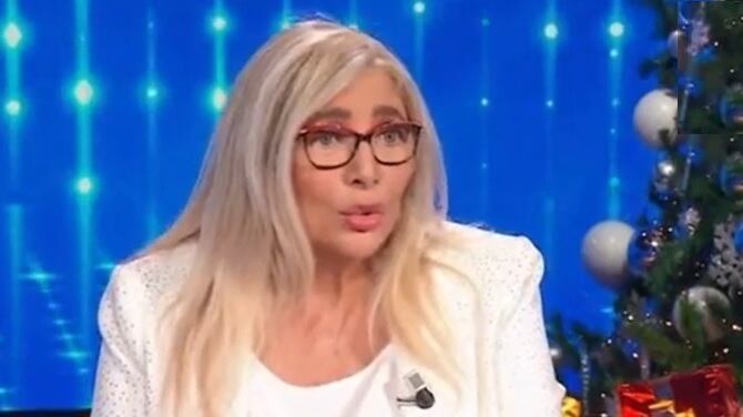 "Poverella è morta...". La gaffe della Venier con De Sica