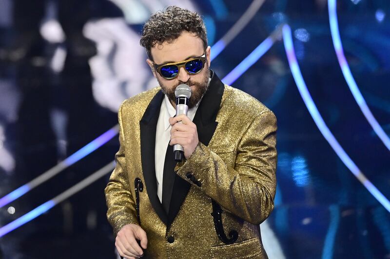 Sanremo 2024: ecco il look della quarta serata del Festival di Dargen D’Amico 3