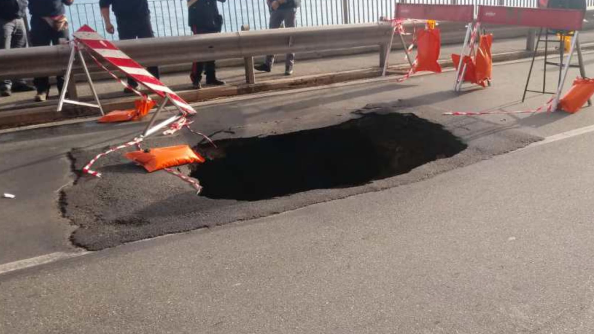 Non c'è pace per Genova: sulla via Aurelia si apre un'enorme voragine