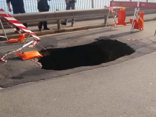 Non c'è pace per Genova: sulla via Aurelia si apre un'enorme voragine