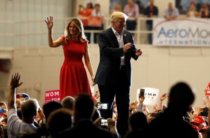 melania Trump in abito rosso in Florida 13