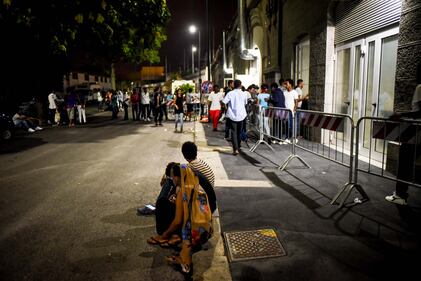 Migranti, l'hub di via Sammartini al collasso 5