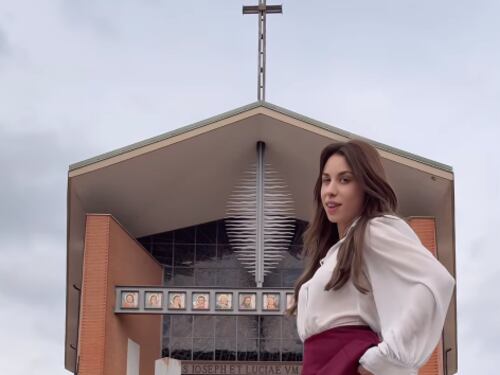 La star di OnlyFans si spoglia davanti alla chiesa: denunciata per atti osceni