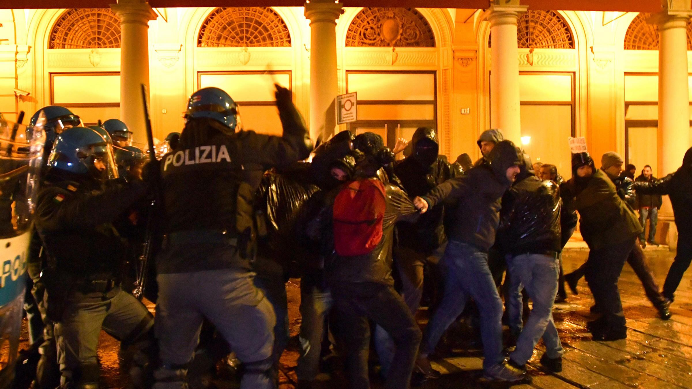 Ancora scontri a Bologna tra polizia e centri sociali