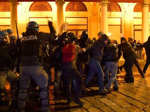 Ancora scontri a Bologna tra polizia e centri sociali