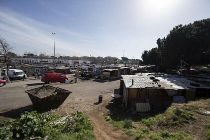 Salvini fra le baracche dei rom: "Da incivili vivere in un campo" 4