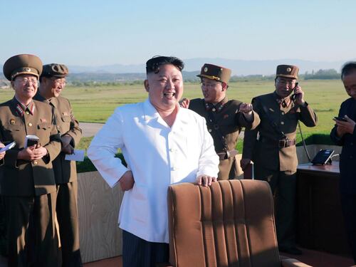 Nord Corea, lancio multiplo di missili: avvertimento alle navi di Trump
