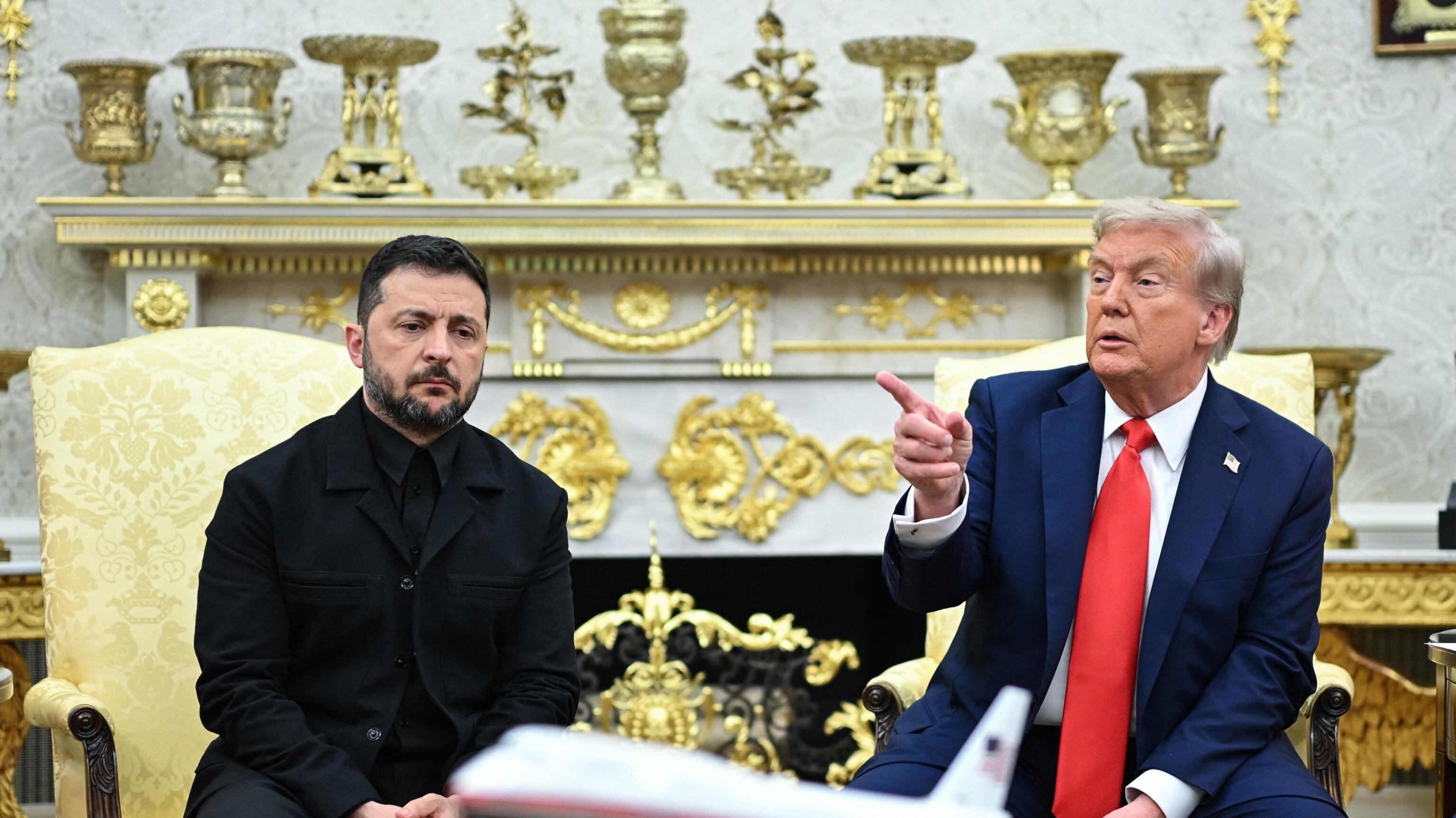 L'abito, le risposte e i "grazie": così Zelensky ha cambiato registro con Trump