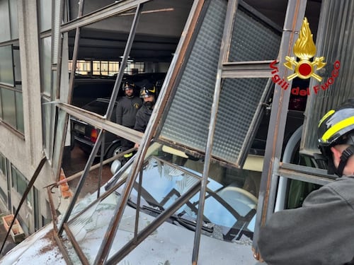 La parete sfondata e l'auto in bilico nel vuoto: le immagini dei soccorsi dei vigili del fuoco