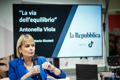 "Avete mentito alla popolazione", Antonella Viola contestata da un no vax alla Fiera del Libro 6