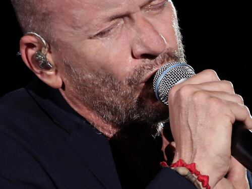 Biagio Antonacci sul palco dell'Ariston omaggia Pino Daniele