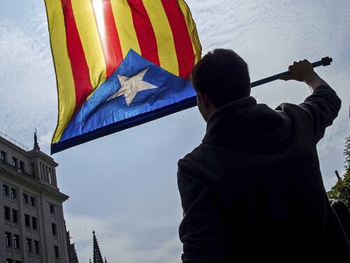 Re Felipe condanna la Catalogna. Barcellona: "Parole indegne"
