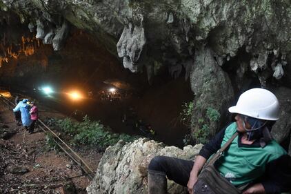 Thailandia, paura per 12 bambini intrappolati in una grotta 7
