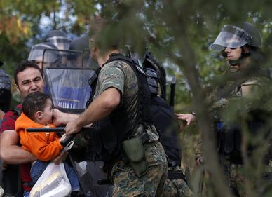 Macedonia, duri scontri polizia-migranti 9