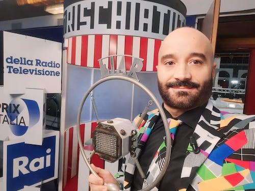 Massimiliano Cané: chi è l’uomo che dà voce alla memoria della TV italiana