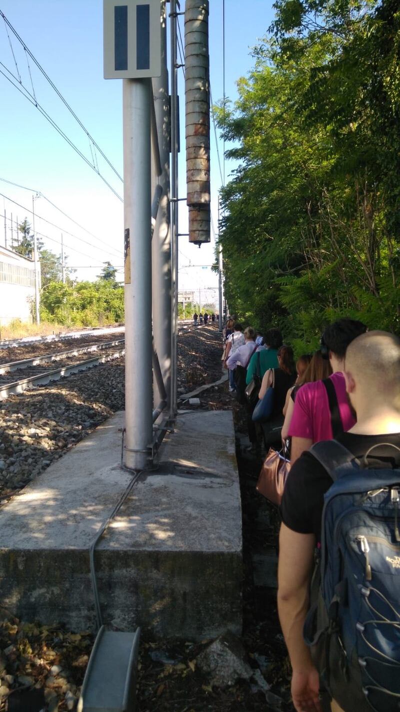 Milano, panico tra i pendolari: "fumo sul treno". A piedi sui binari 7