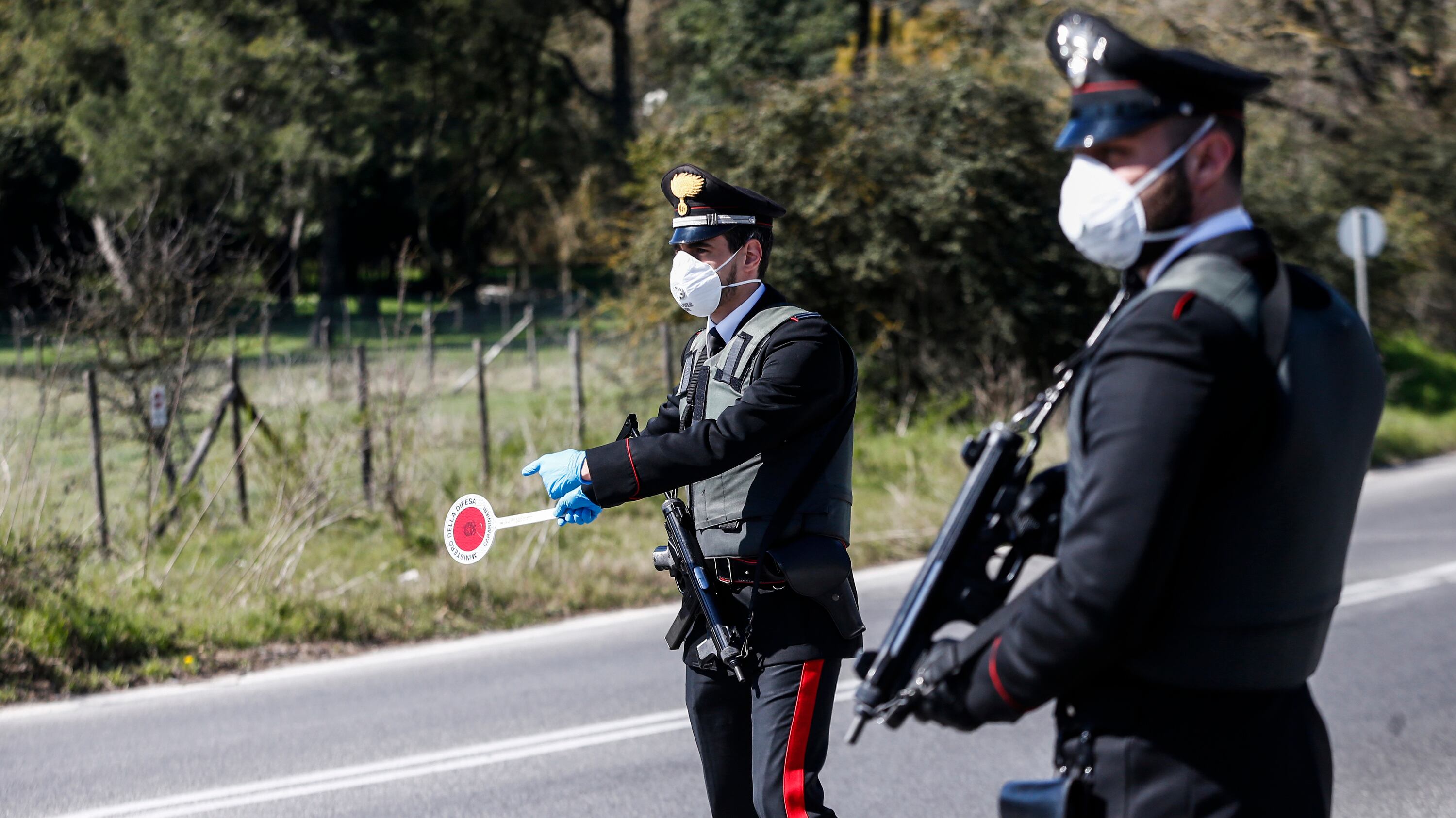 "Tanto ti ammazzo", sequestra la fidanzata e la fa camminare nuda nel bosco