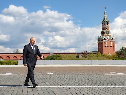 Russia, fuga dalle banche: ritirati miliardi di rubli. Cresce il timore che il Cremlino metta le mani sui depositi