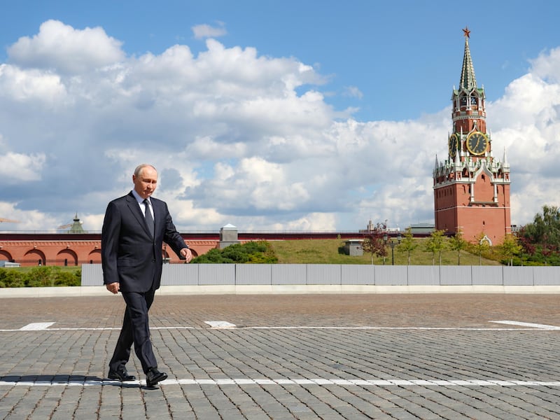 Russia, fuga dalle banche: ritirati miliardi di rubli. Cresce il timore che il Cremlino metta le mani sui depositi