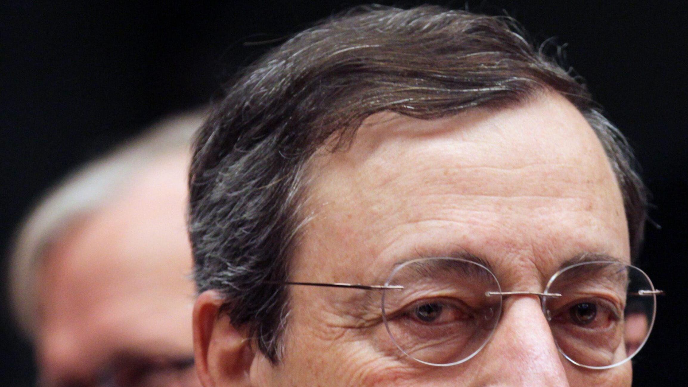 Il mattone si sbriciola E Draghi alle banche: «Concedete più prestiti»