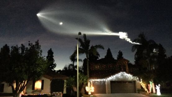 California, panico sul web: "Ho visto un ufo", ma in realtà è un razzo di Elon Musk