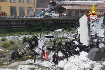 Genova, auto e camion schiacciati dal ponte 4