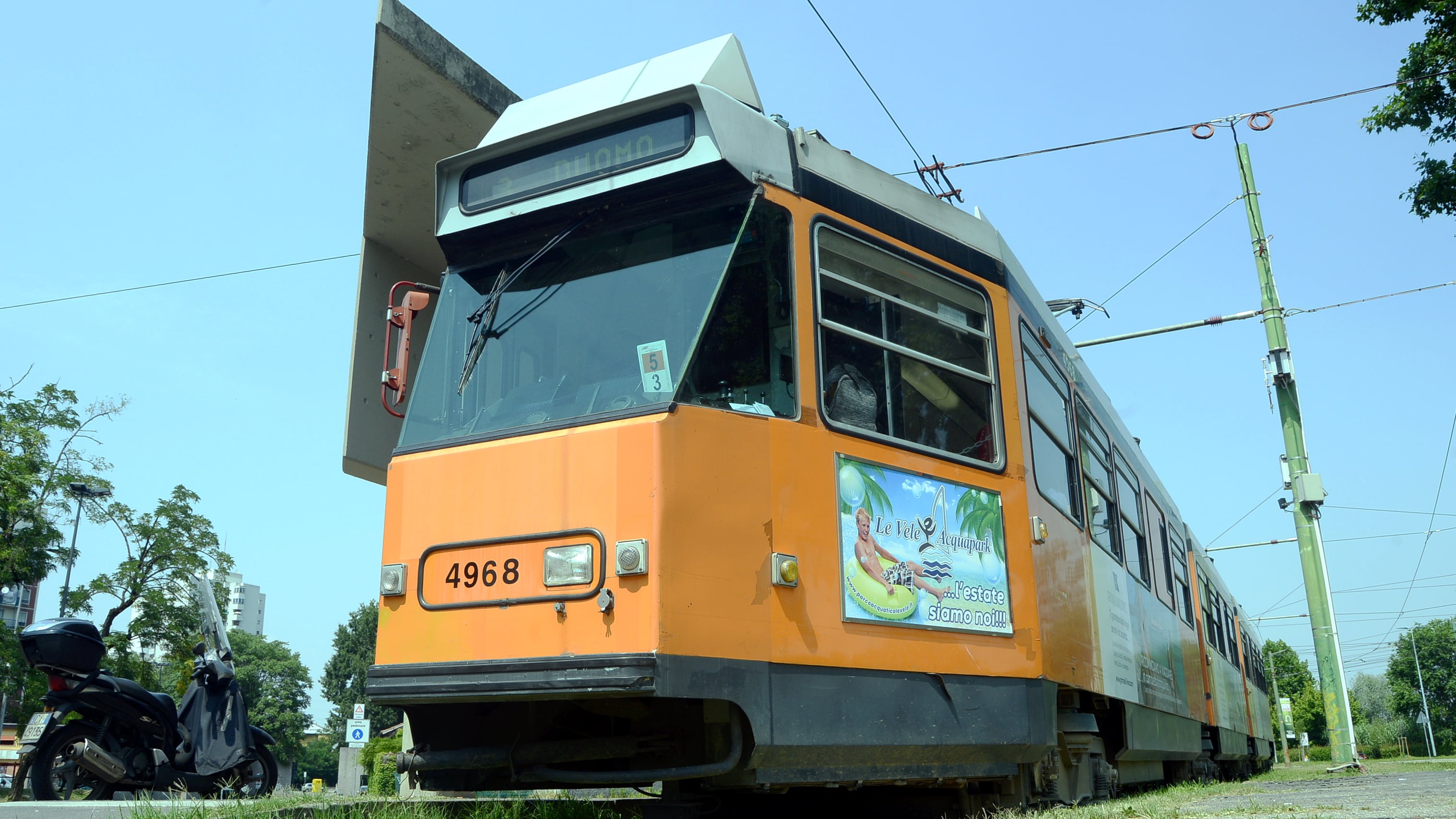 Soppressioni e 40 minuti d'attesa. Così i milanesi si attaccano al tram