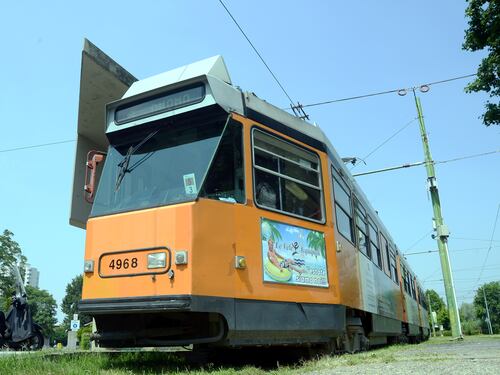 Soppressioni e 40 minuti d'attesa. Così i milanesi si attaccano al tram