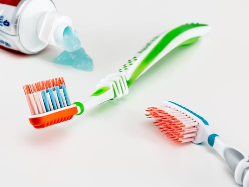 Fate questa cosa quando vi lavate i denti? Sbagliate. Ecco il modo corretto