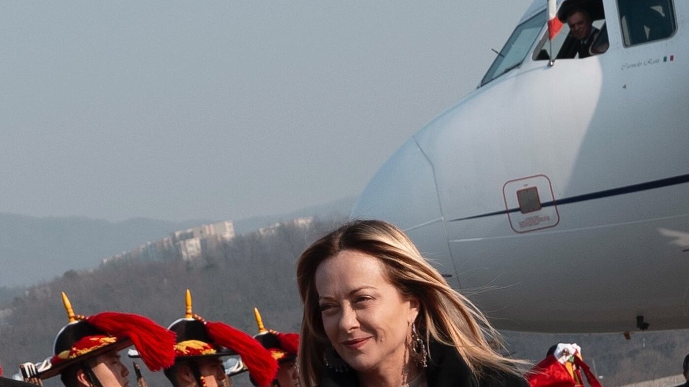 Italiani in Groenlandia. Meloni non chiude: "Ma solo con la Nato". E Trump mette i dazi