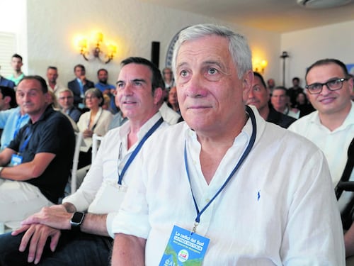 "Tassiamo le banche". La proposta di Salvini stoppata da Tajani: "Non sono nemiche"