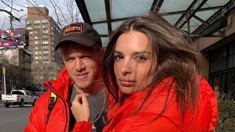 Emily Ratajkowski in difesa di suo marito su Twitter: "Non è ricco"