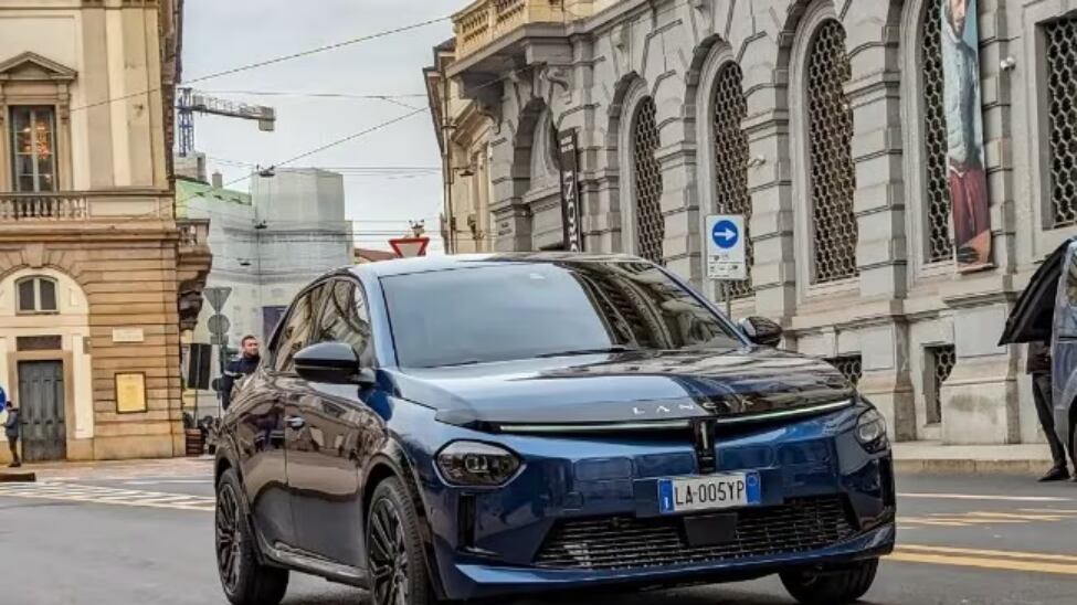 Nuova Lancia Ypsilon, la citycar si mostra senza veli in giro per Milano
