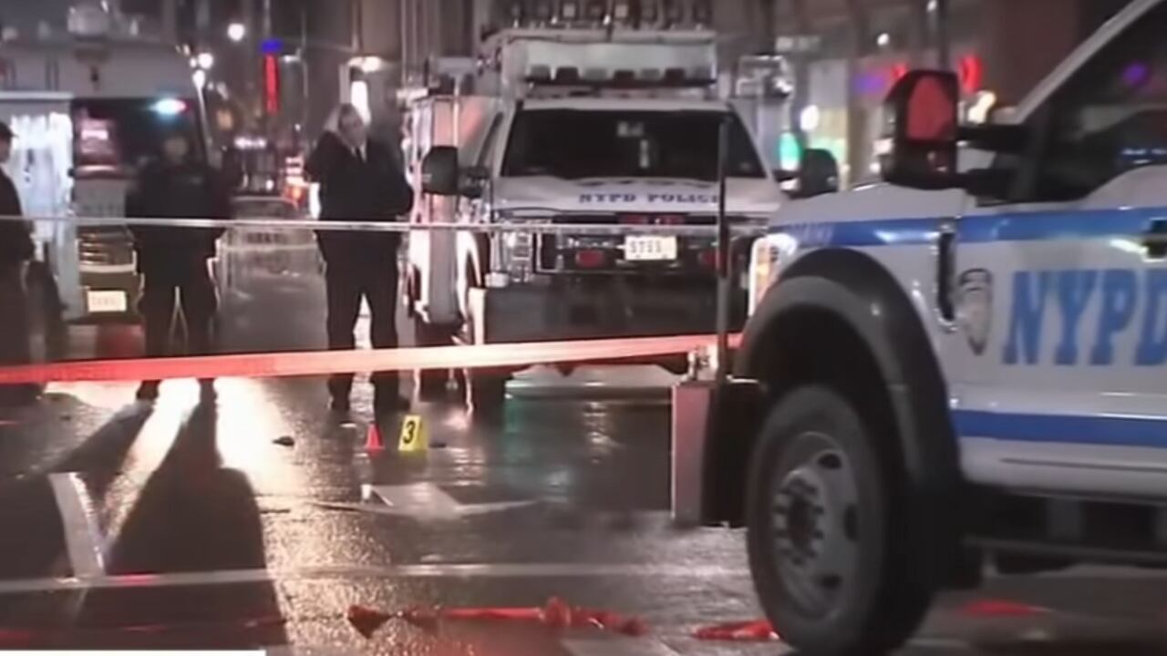 Colpi di machete contro tre agenti: a New York torna l'incubo terrorismo